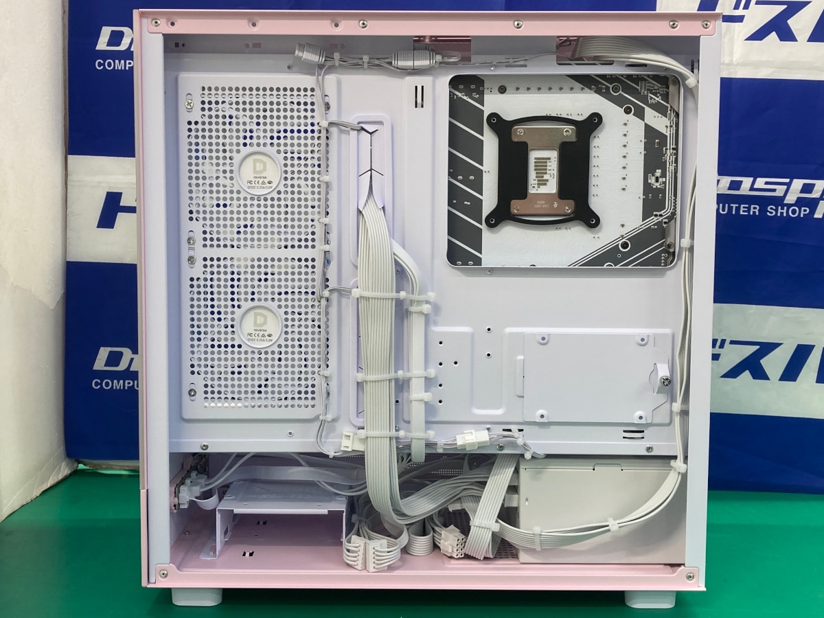 【スタッフのこだわり】フラットケーブルを一本ずつ丁寧に整列。この「裏側」の処理が、トラブルを防ぎ、長く快適に使い続けるための秘訣です。