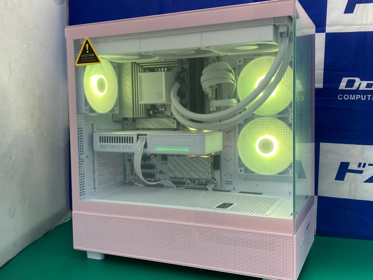 完成したピラーレスモデル。どこから眺めても死角のない「魅せるゲーミングPC」の誕生です。