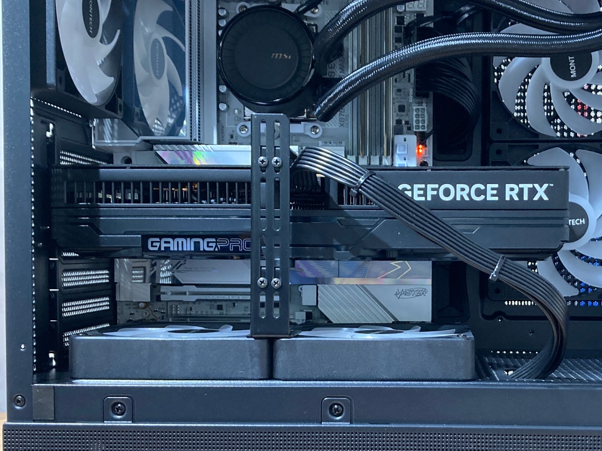 重量級のRTX 5080を支える専用ステイ。底部ファンと干渉しないよう絶妙な位置で固定。