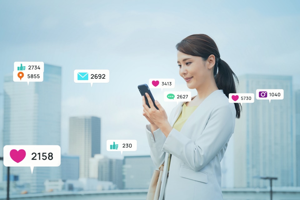 SNSの反応を見る女性