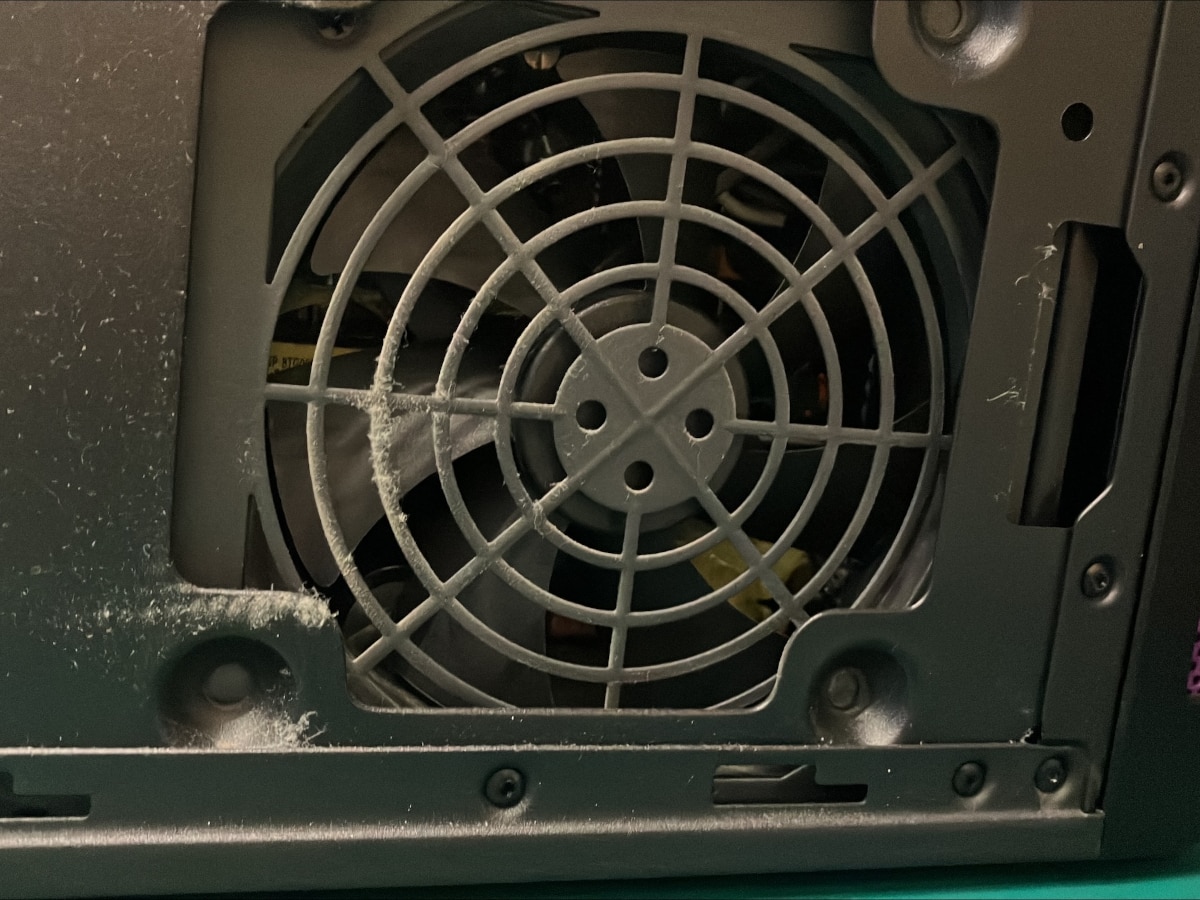 電源ユニット吸気口付近。ファンガードにホコリが付着しています。