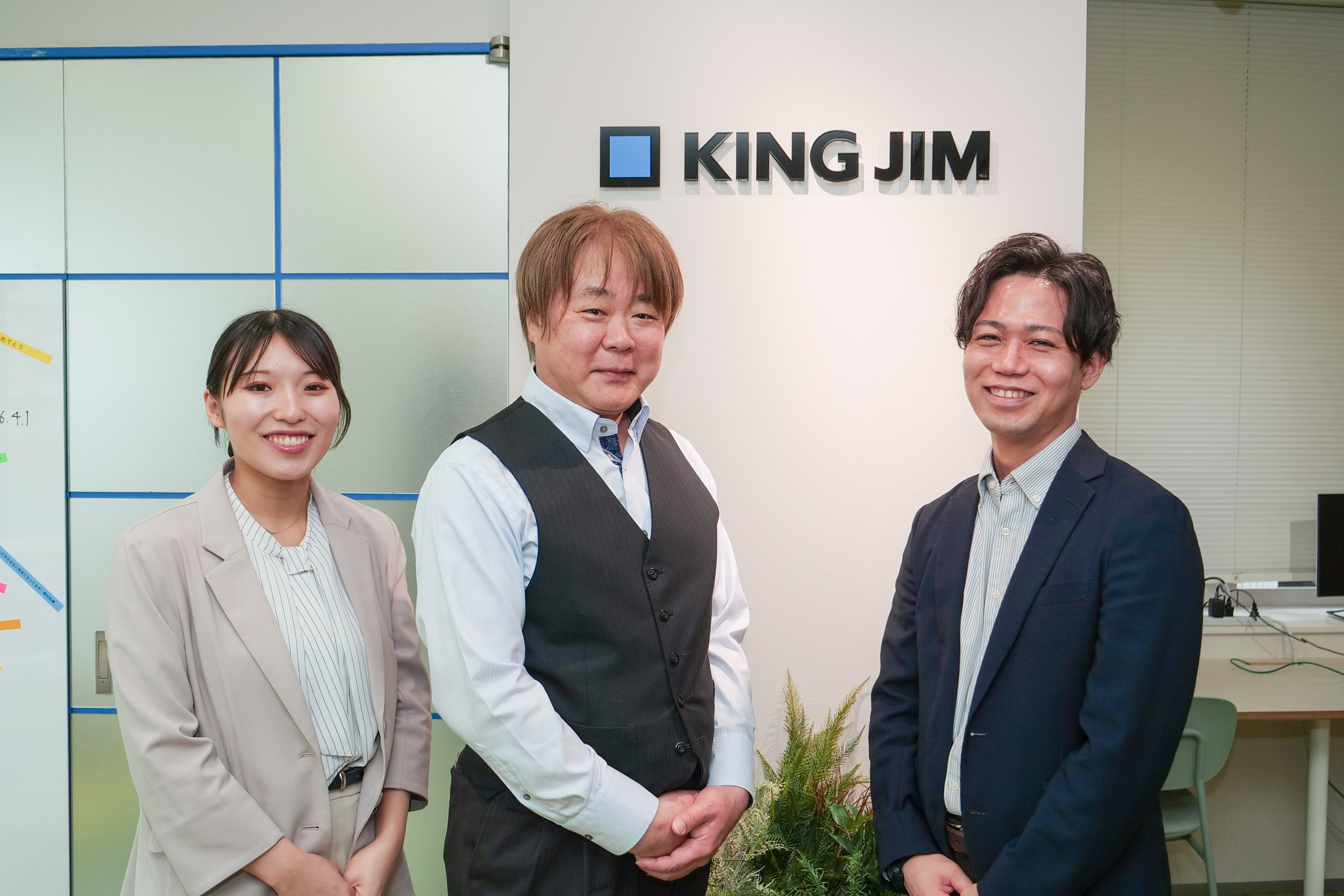 株式会社キングジム本社で取材に応じた経営企画部 新規事業推進課の3名（左から赤木萌恵氏、諏訪春哉氏、坂牧悟課長）