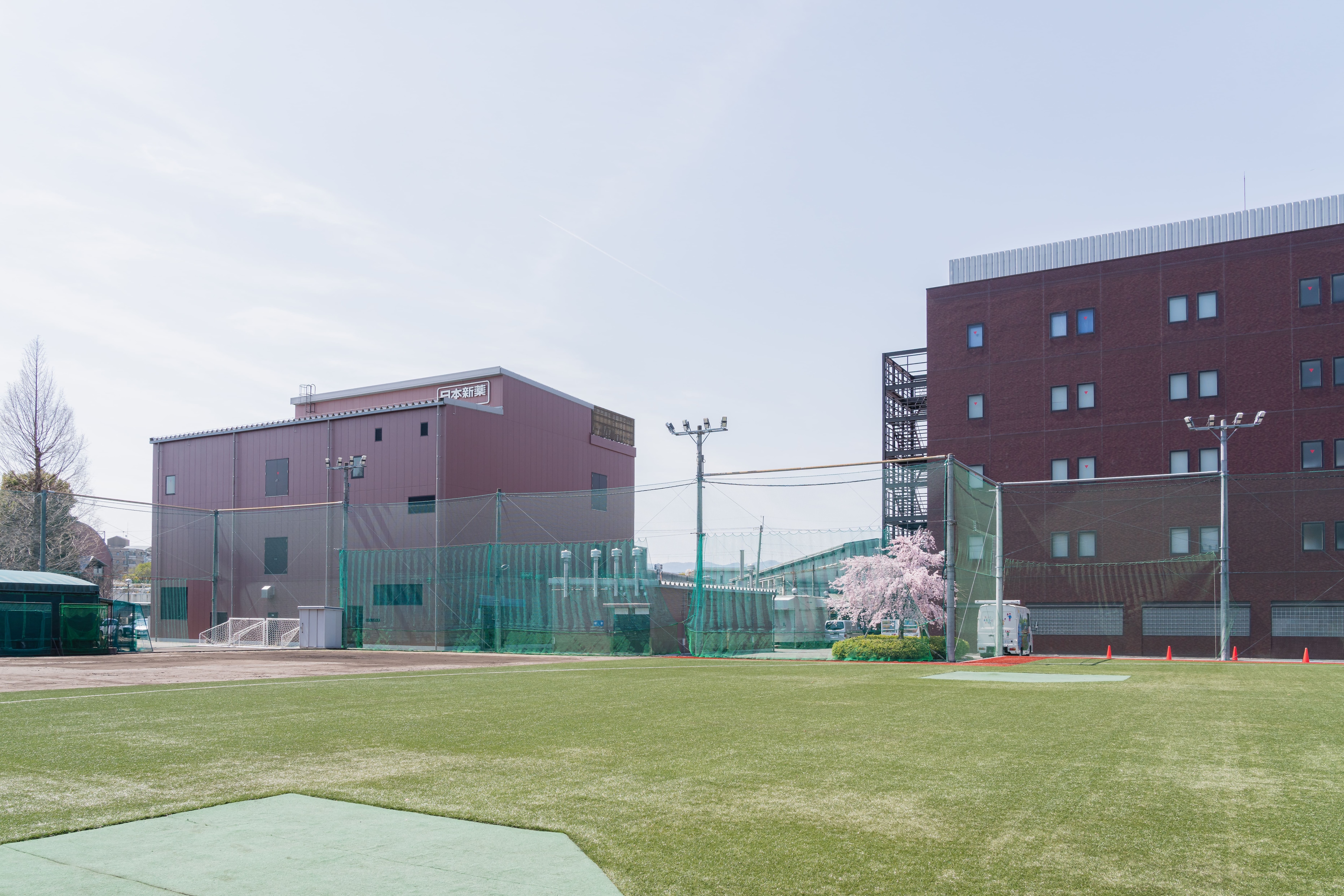 従業員が利用できる社内併設のグランド