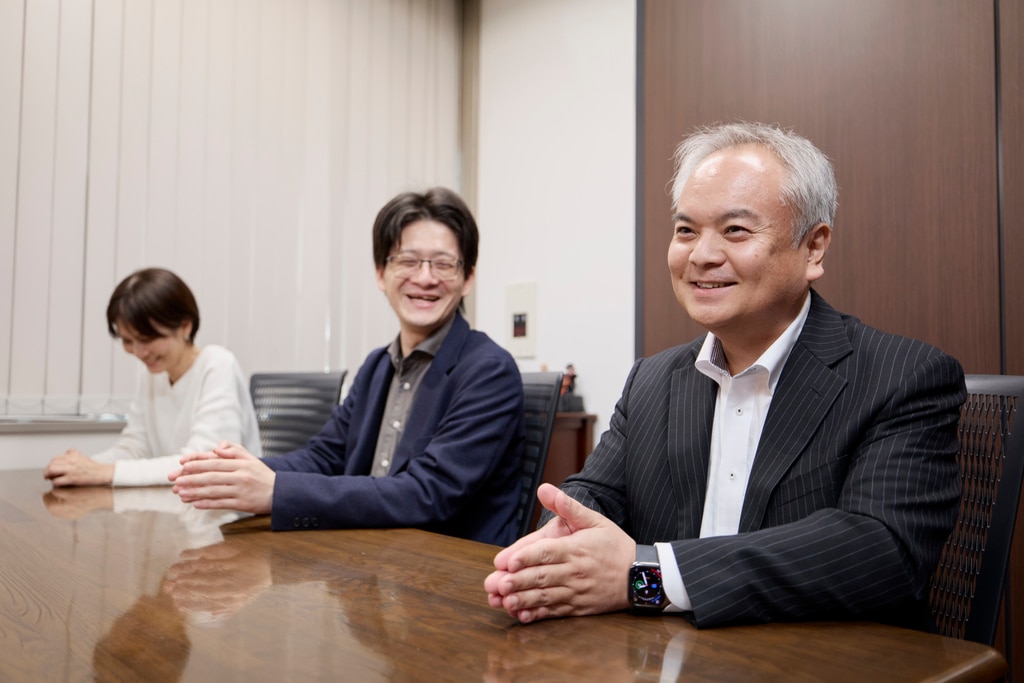 笑顔で対談するベイヒルズ税理士法人の加藤氏、木村氏、竹丸氏の3名