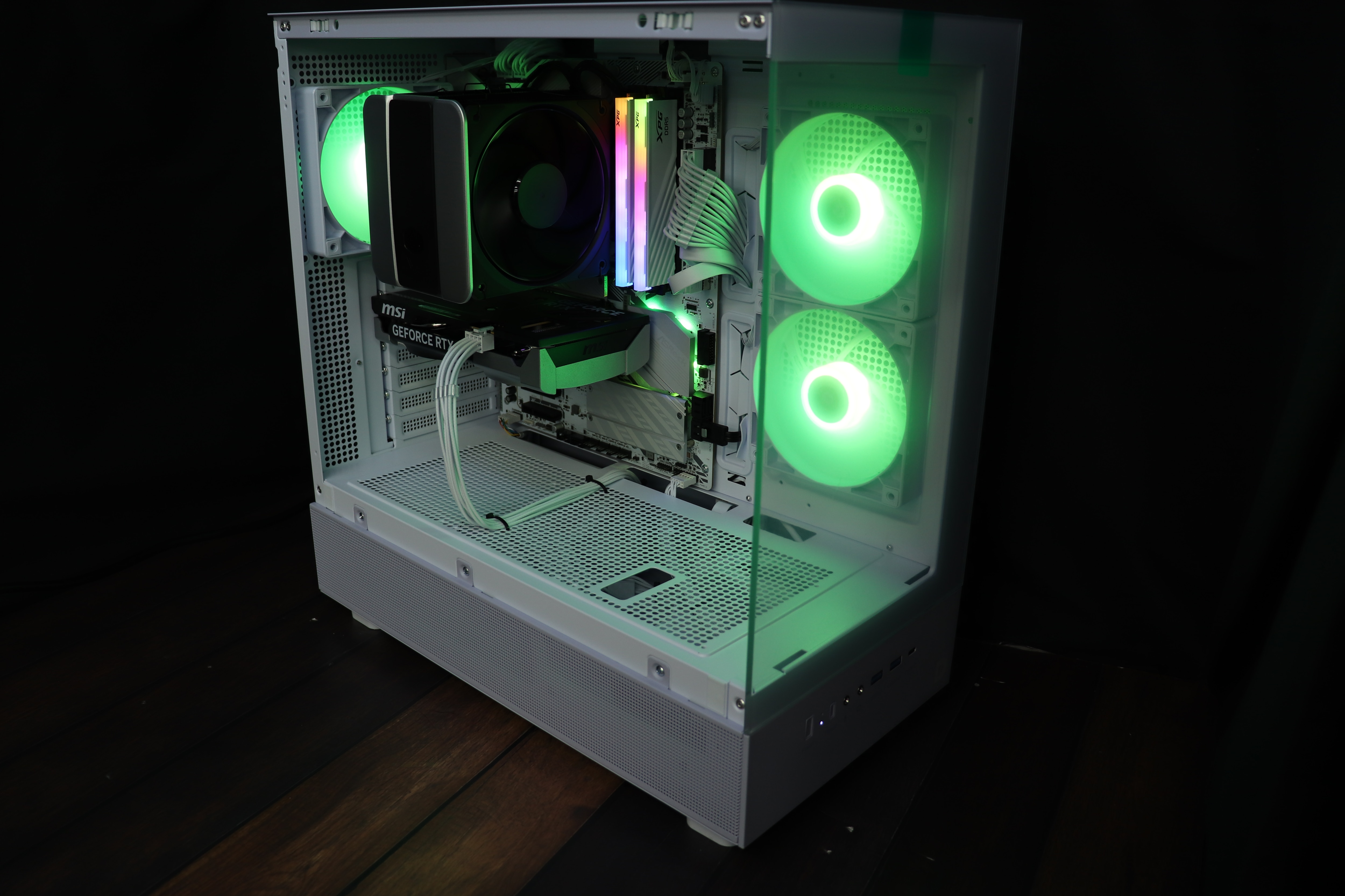 グリーンにライトアップされたPCのサイドからのカット。