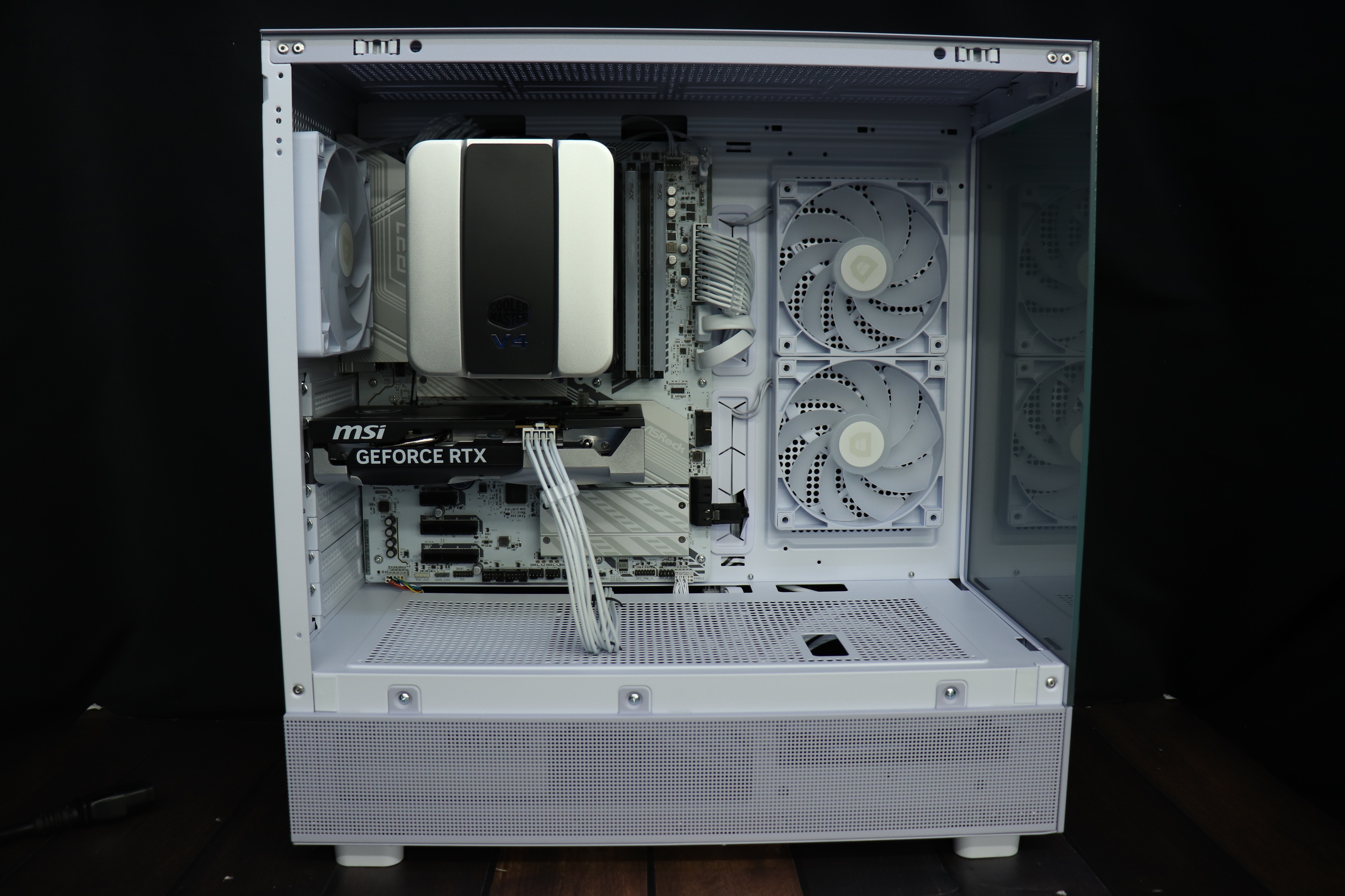 完成したPCの内部の様子。パステルパープルのケースに、白いマザーボードとグラフィックボード、大型のCPUクーラーが美しく配置されています。