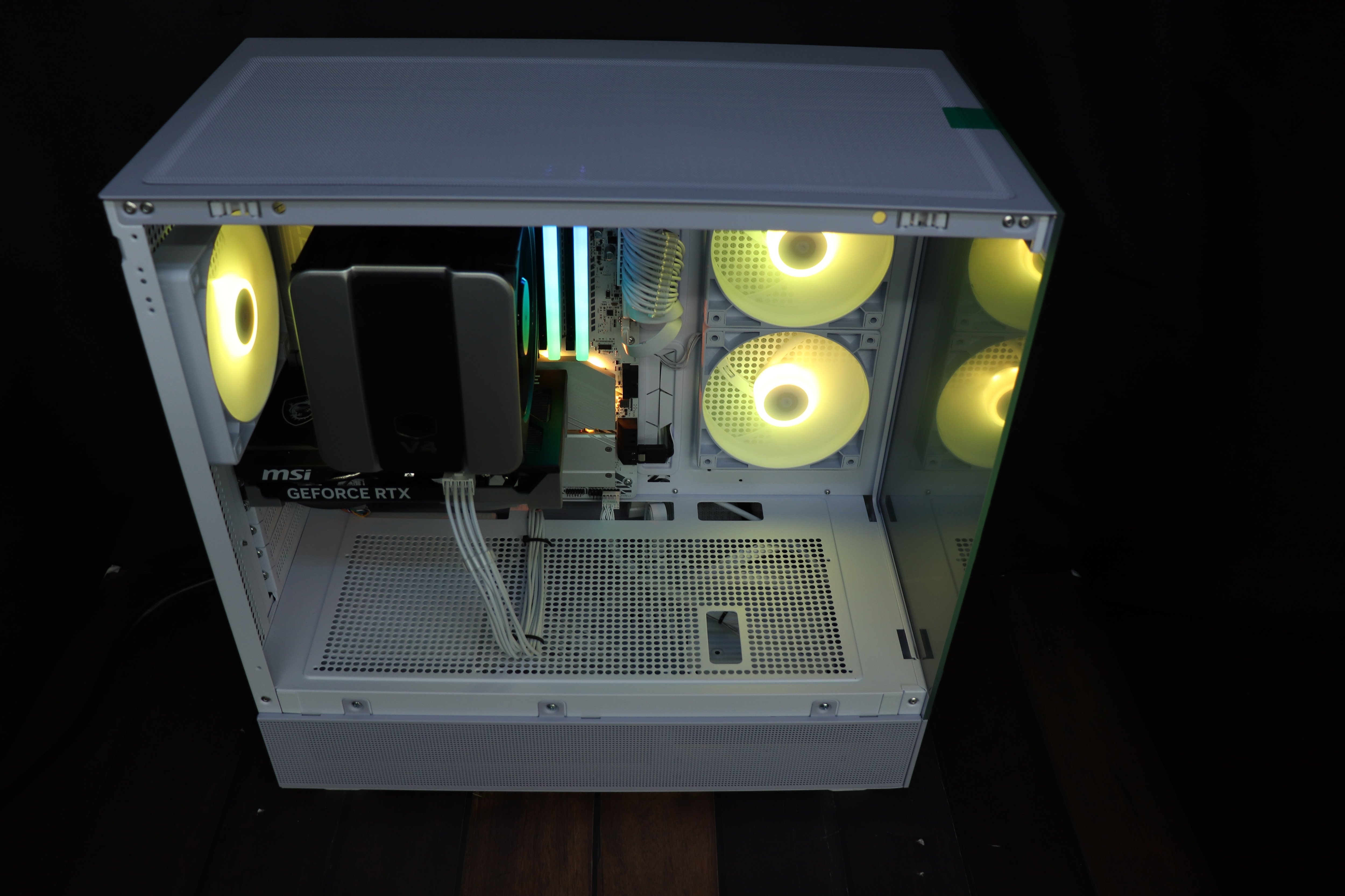 イエロー〜グリーン系にライトアップされたPCの斜め上からのカット。