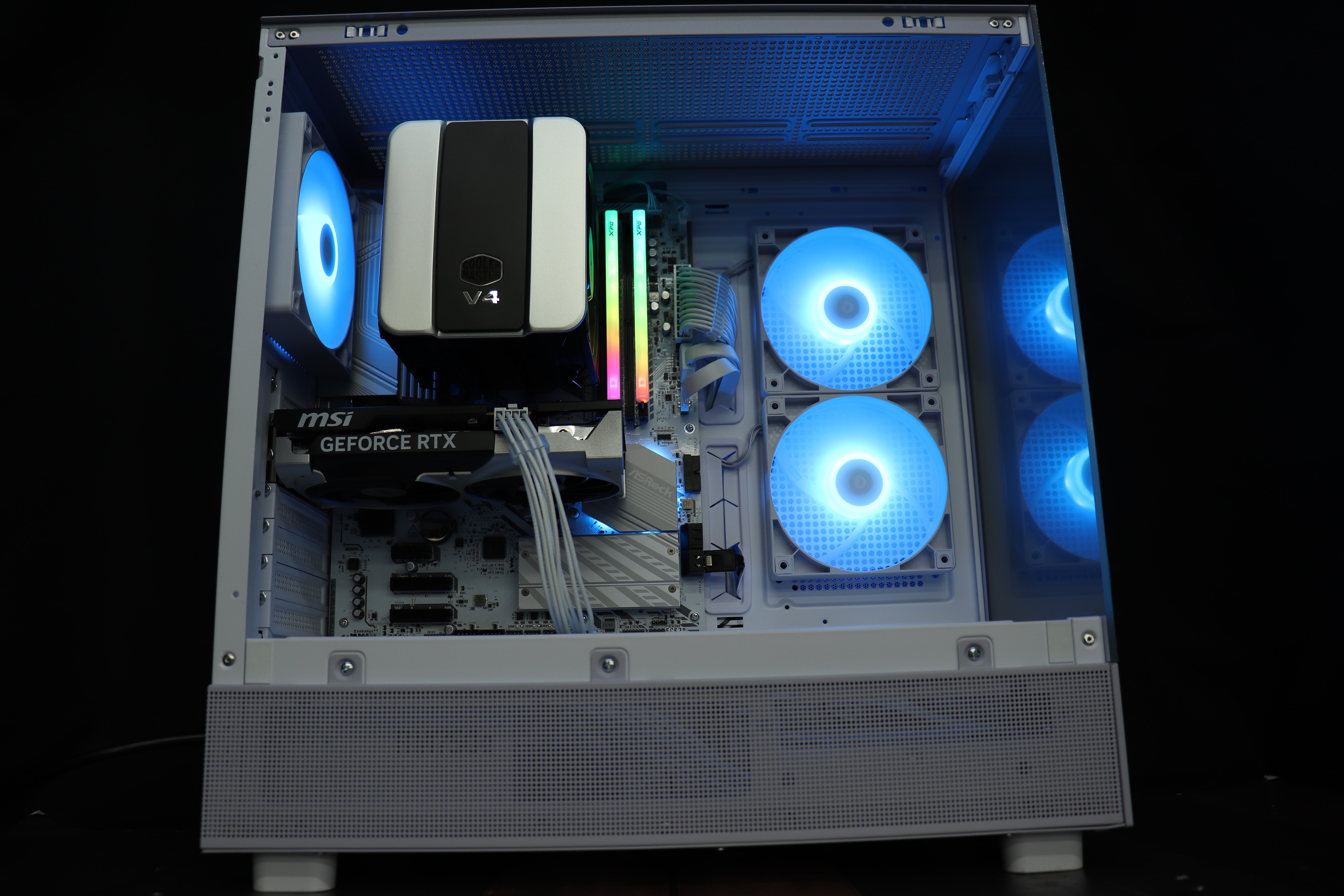 ブルーにライトアップされたPCの正面カット。