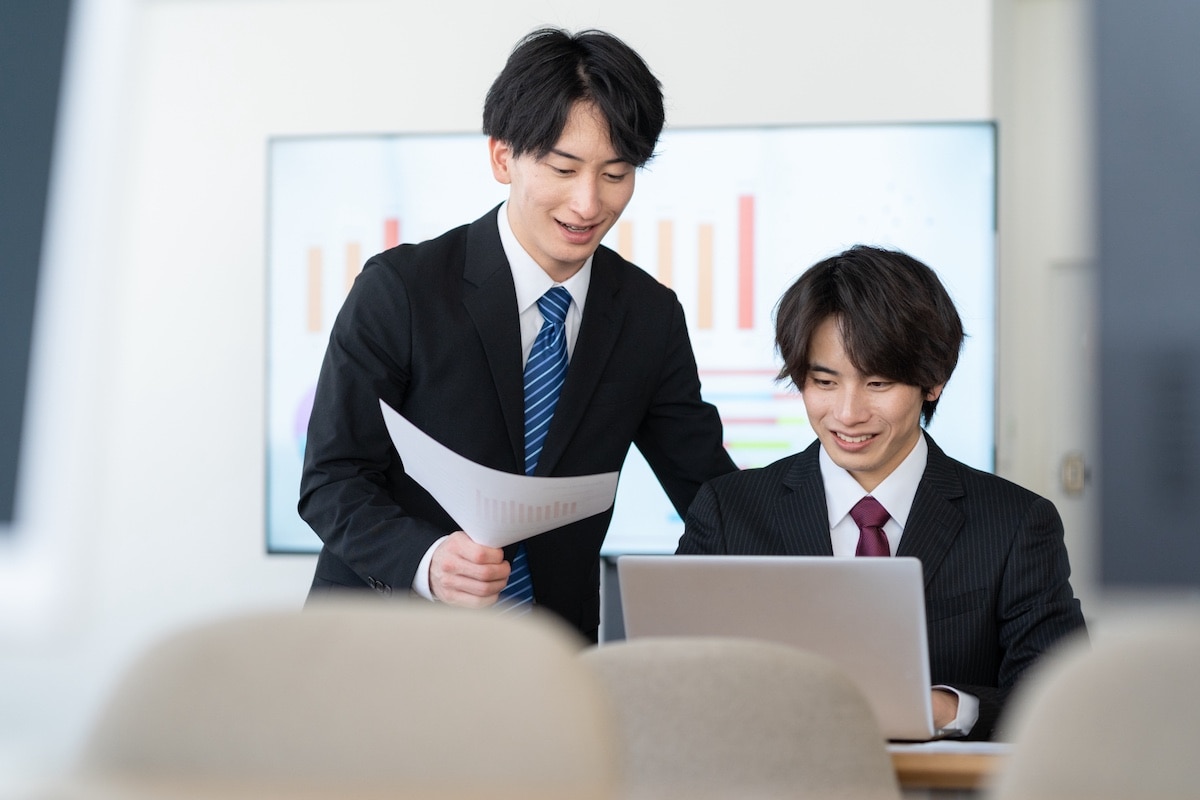若手を指導する営業リーダー