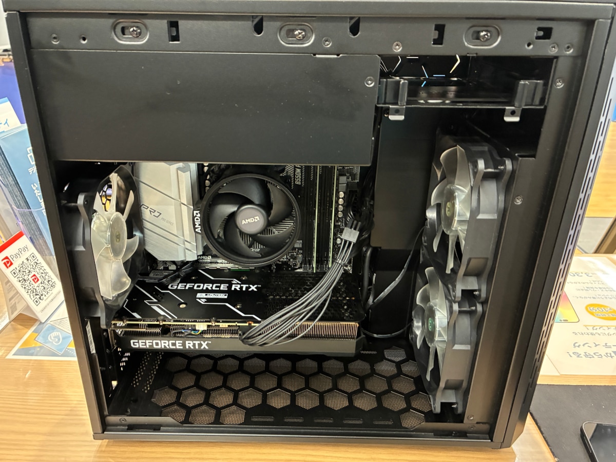 クリーニング後のパソコン内部。各ファンやヒートシンク、底面のメッシュ部分まで埃が完全に除去され、パーツ本来の美しい黒とシルバーの輝きを取り戻しています。