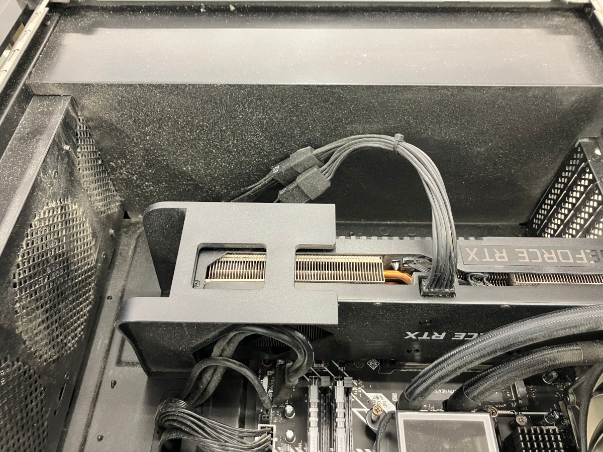 グラフィックボード上部。基盤の表面や電源ケーブルのコネクタ付近にも細かなホコリが見られます。