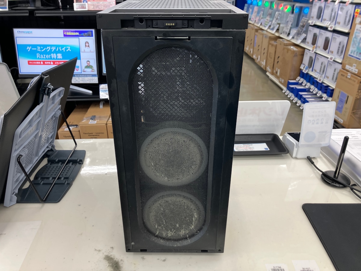 クリーニング実施前のフロントパネル。吸気口のメッシュ部分に白いホコリが目立っています