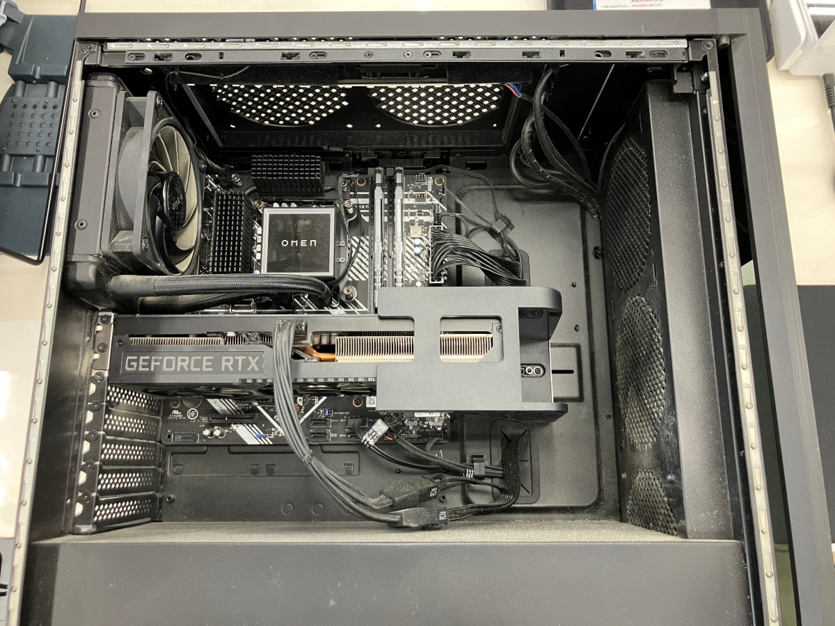 清掃前のケース内部。水冷クーラーのラジエーターファンやグラフィックボード周辺に薄くホコリが堆積しています