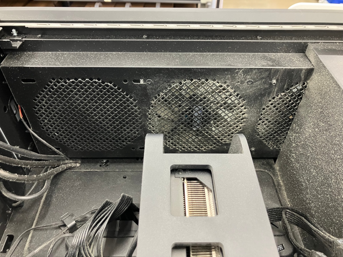 ケース前面付近の吸気ファン部分。格子状のグリル全体にホコリが付着している状態です
