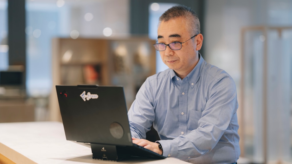 真剣な表情でノートPCの画面を見つめる米世毅氏