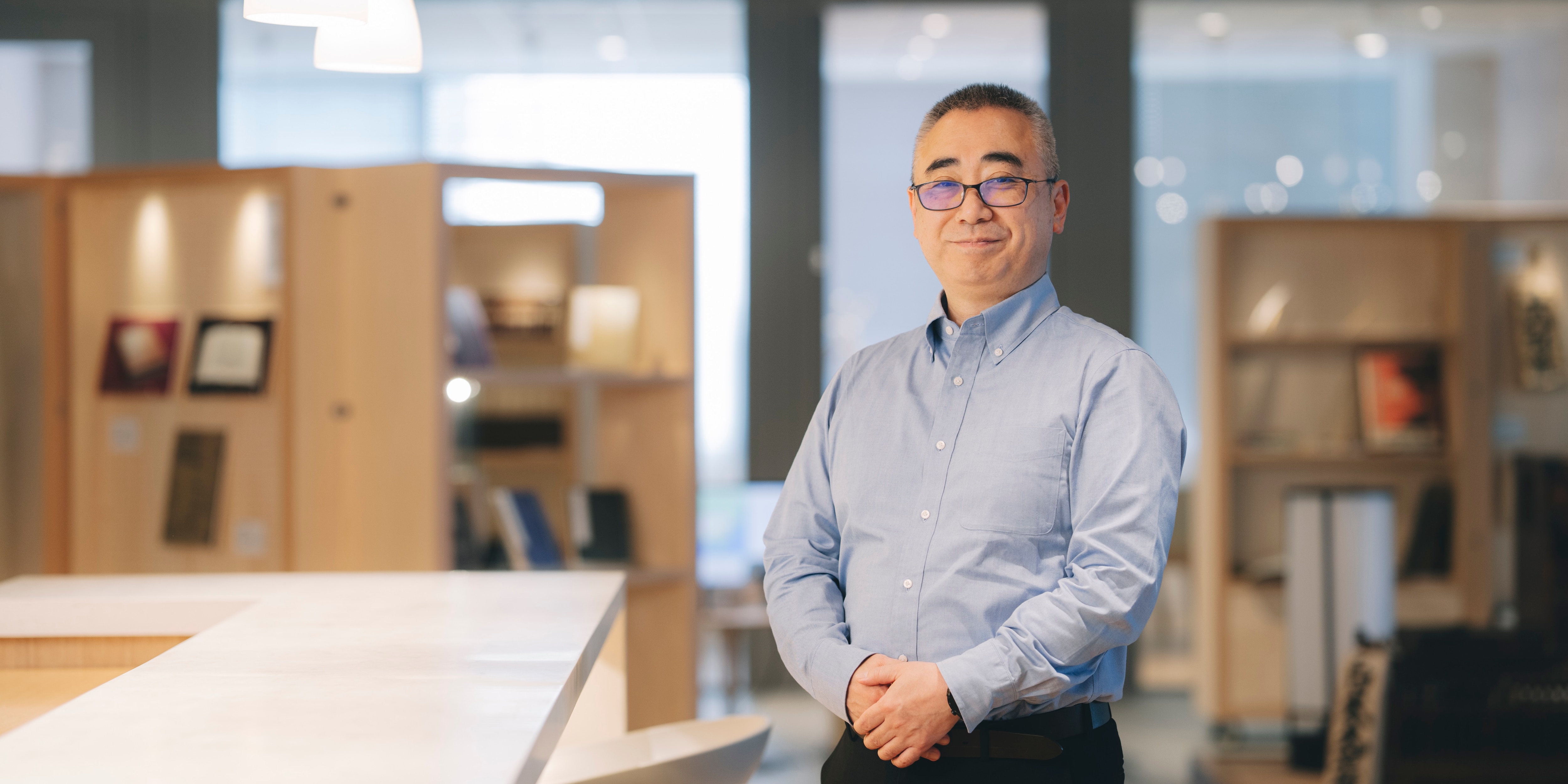 腕を前で軽く組み、笑顔でカメラを見つめる税理士米世毅事務所の代表税理士・米世毅氏