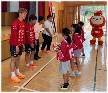 いよいよ選手にボールを渡します。ドキドキ