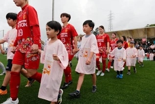 社員のお子さま達による、選手入場時のエスコートキッズ
