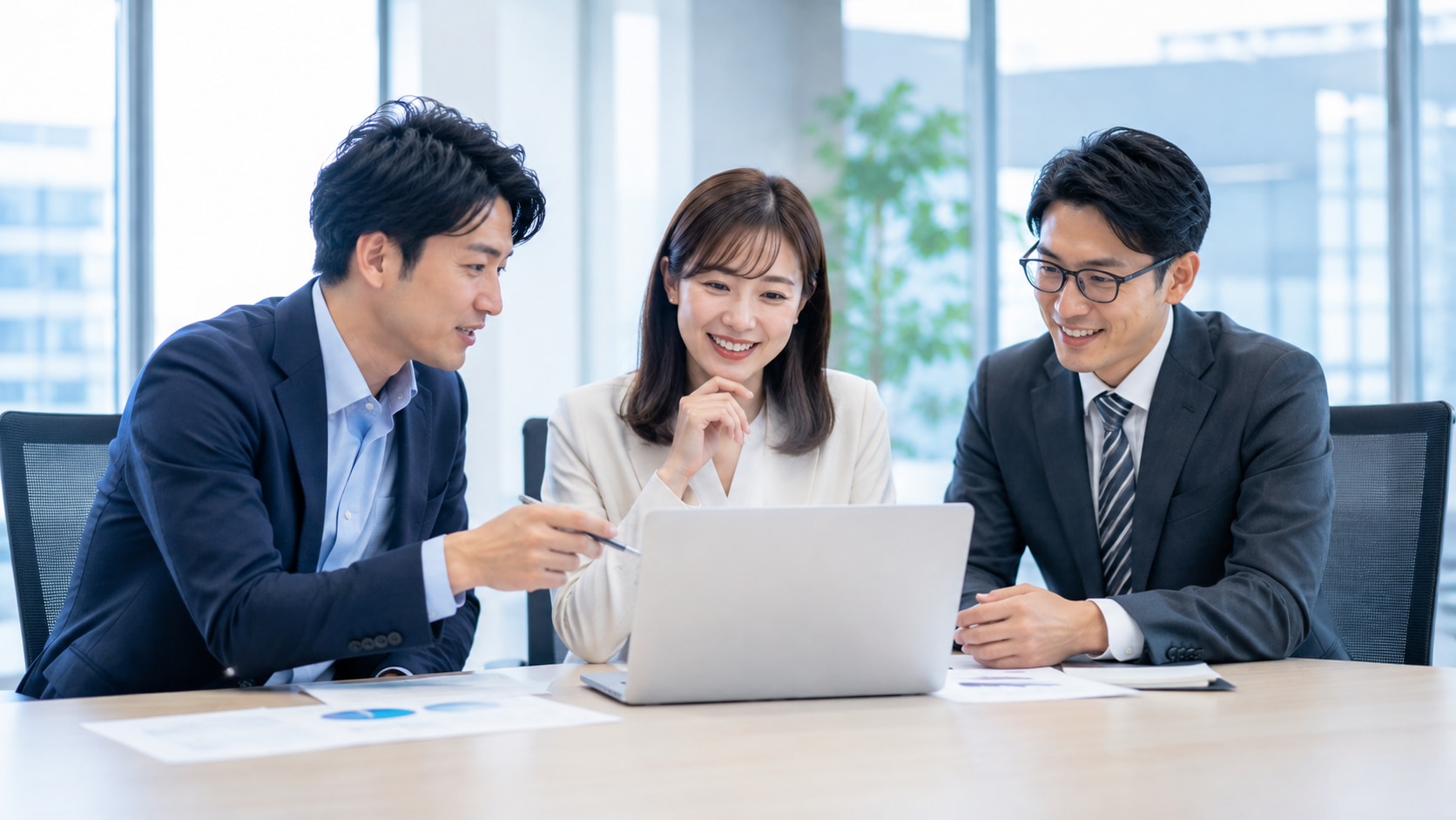 ビジネスパーソンが会話している様子