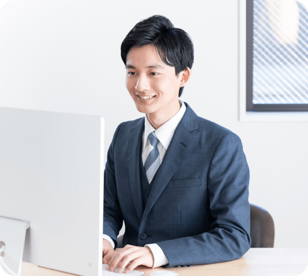 男性がパソコンを操作しているイメージ
