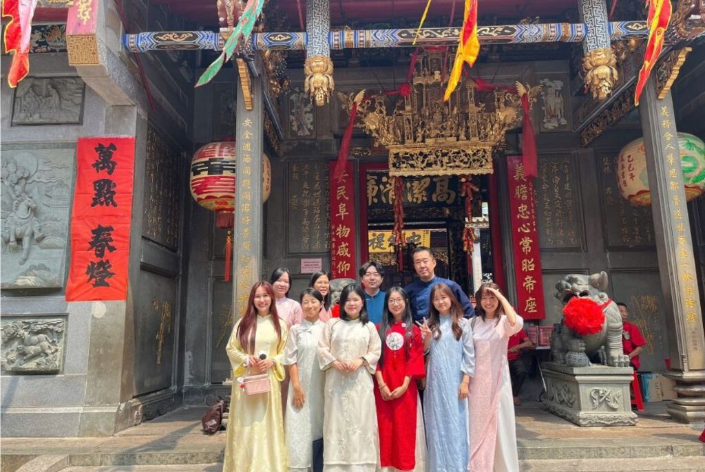 写真：テト（旧正月）にベトナムの寺院へ訪問、クイックベトナムのスタッフ一同 