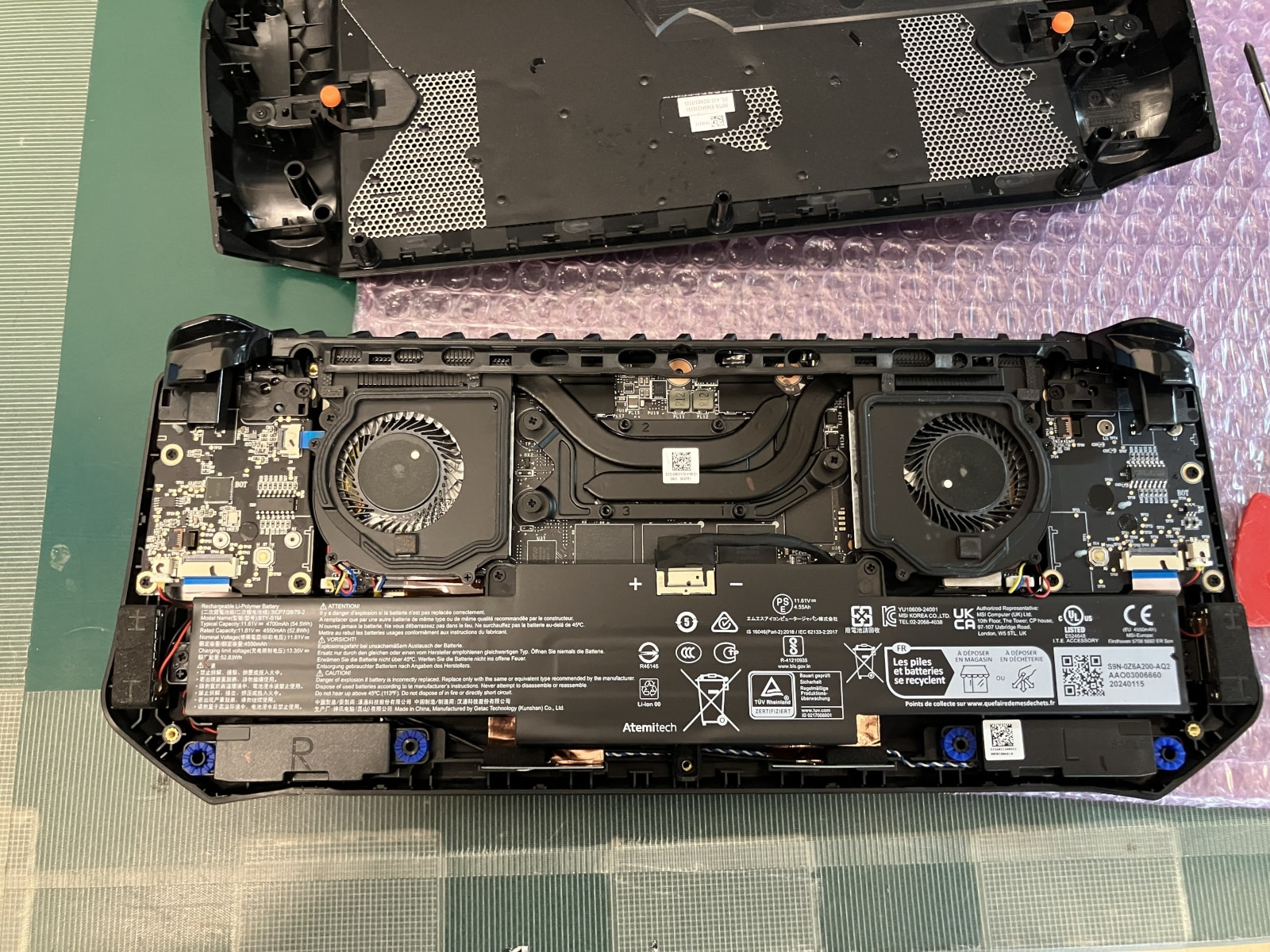 MSI モバイルゲーミングPC Claw 修理時の様子