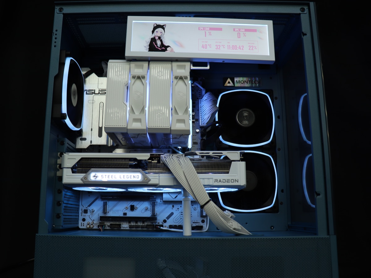 完成したPCの正面。ブルーのケースに純白のパーツが映え、圧倒的な透明感を演出。