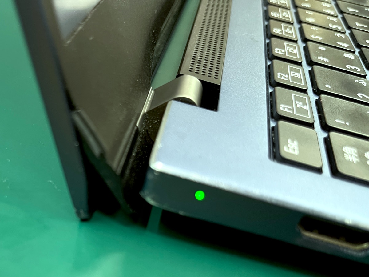 ヒンジ部が破損して浮き上がってしまったサードウェーブ製ノートパソコン「F-14TG」