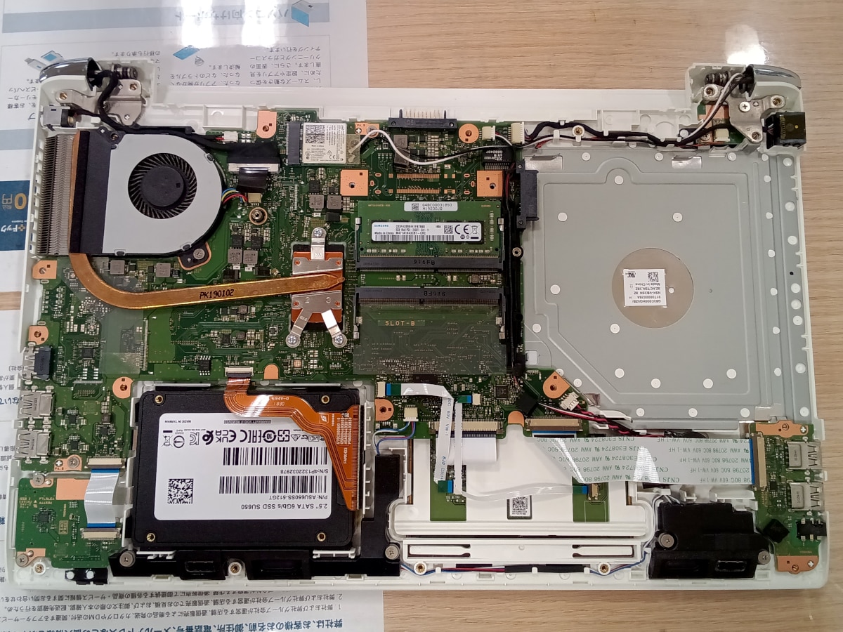 SSD換装後のパソコン内部