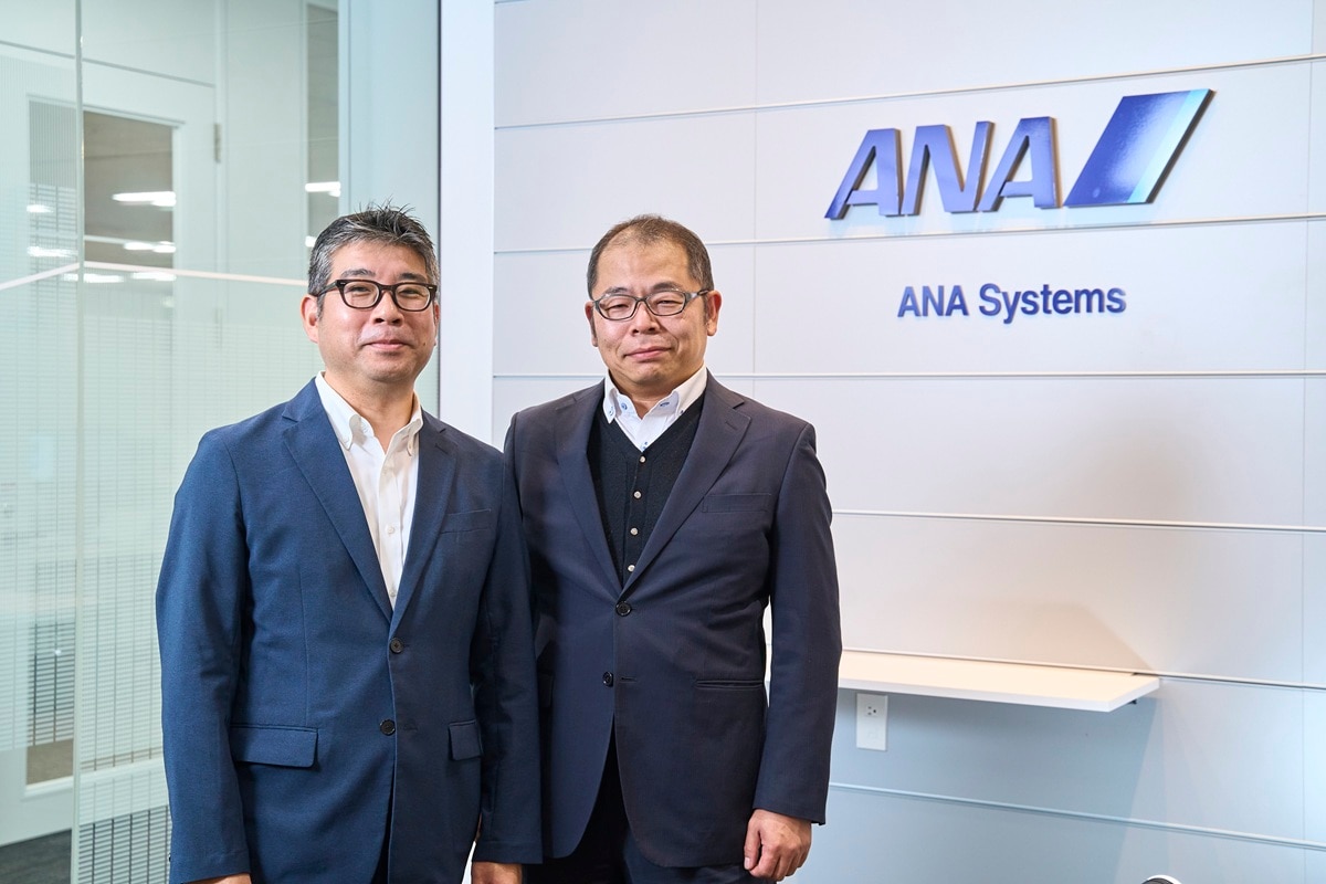 ANAシステムズ株式会社 貨物・整備システム部 副部長 兼 貨物チーム リーダー 渡邊 義弘 氏(左)、ANAシステムズ株式会社 品質技術部 プロセス統括チーム 山田 宗広 氏(右)