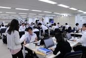 自席に縛られない働き方で職場のコミュニケーション向上