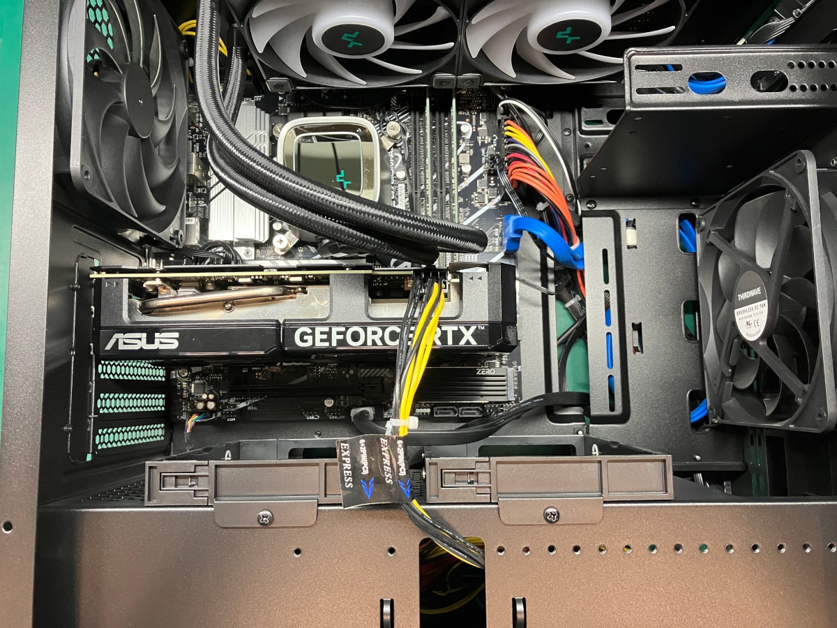 クリーニング後、パソコン内部全体。