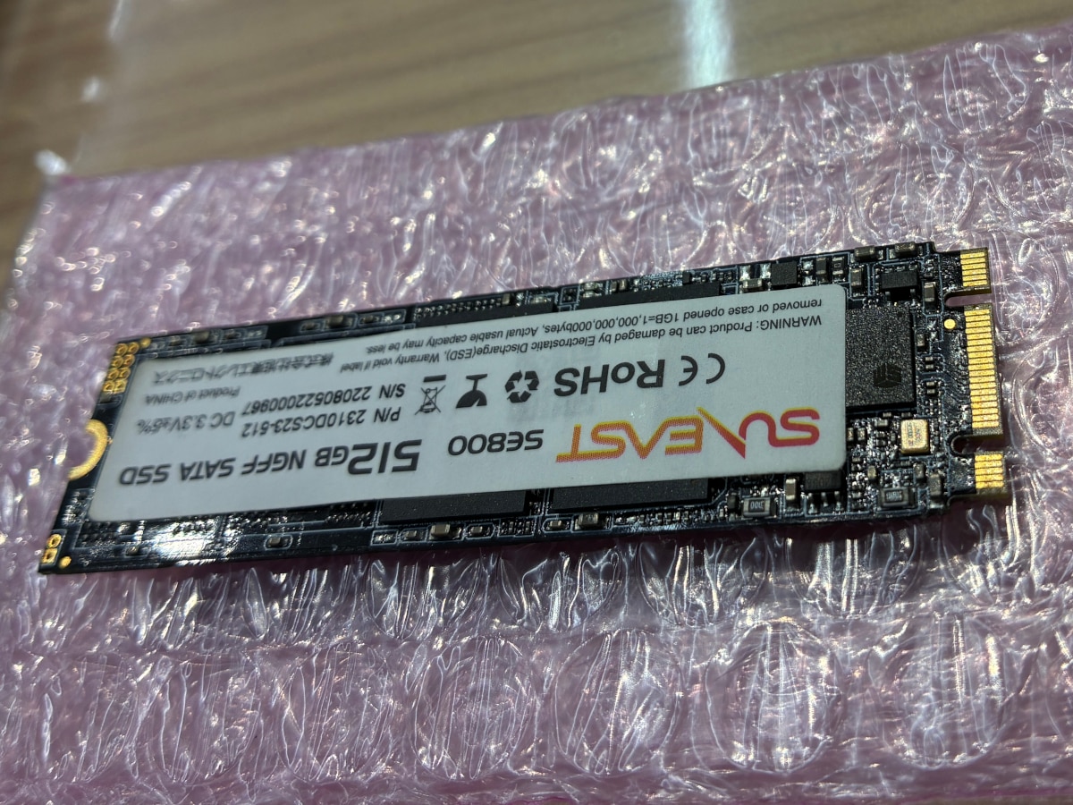 本体から慎重に取り外したSUNEAST製512GB M.2 SATA SSD