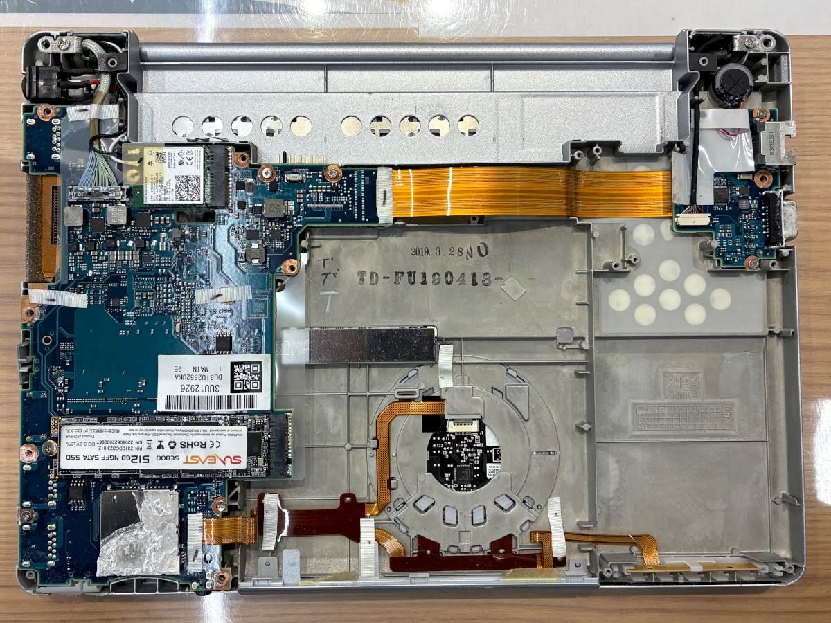 バッテリーを取り外し、内部基板を露出させたLet's note SZ6の様子