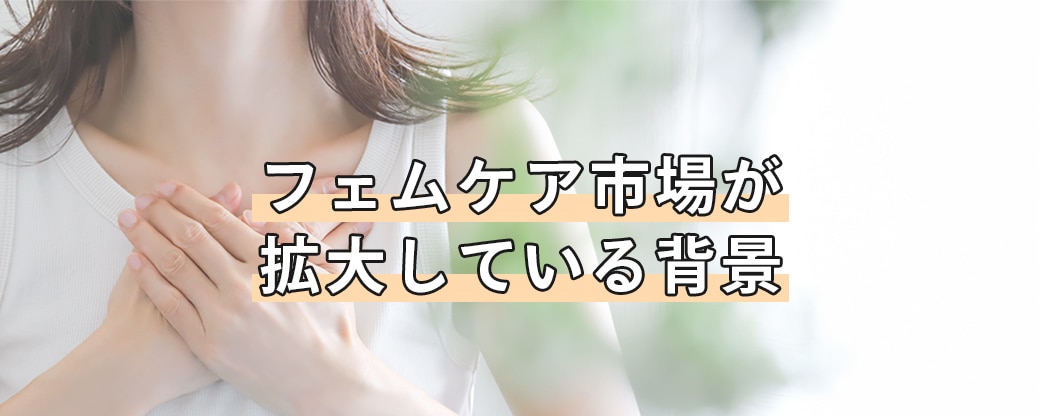女性が胸に手を当てています