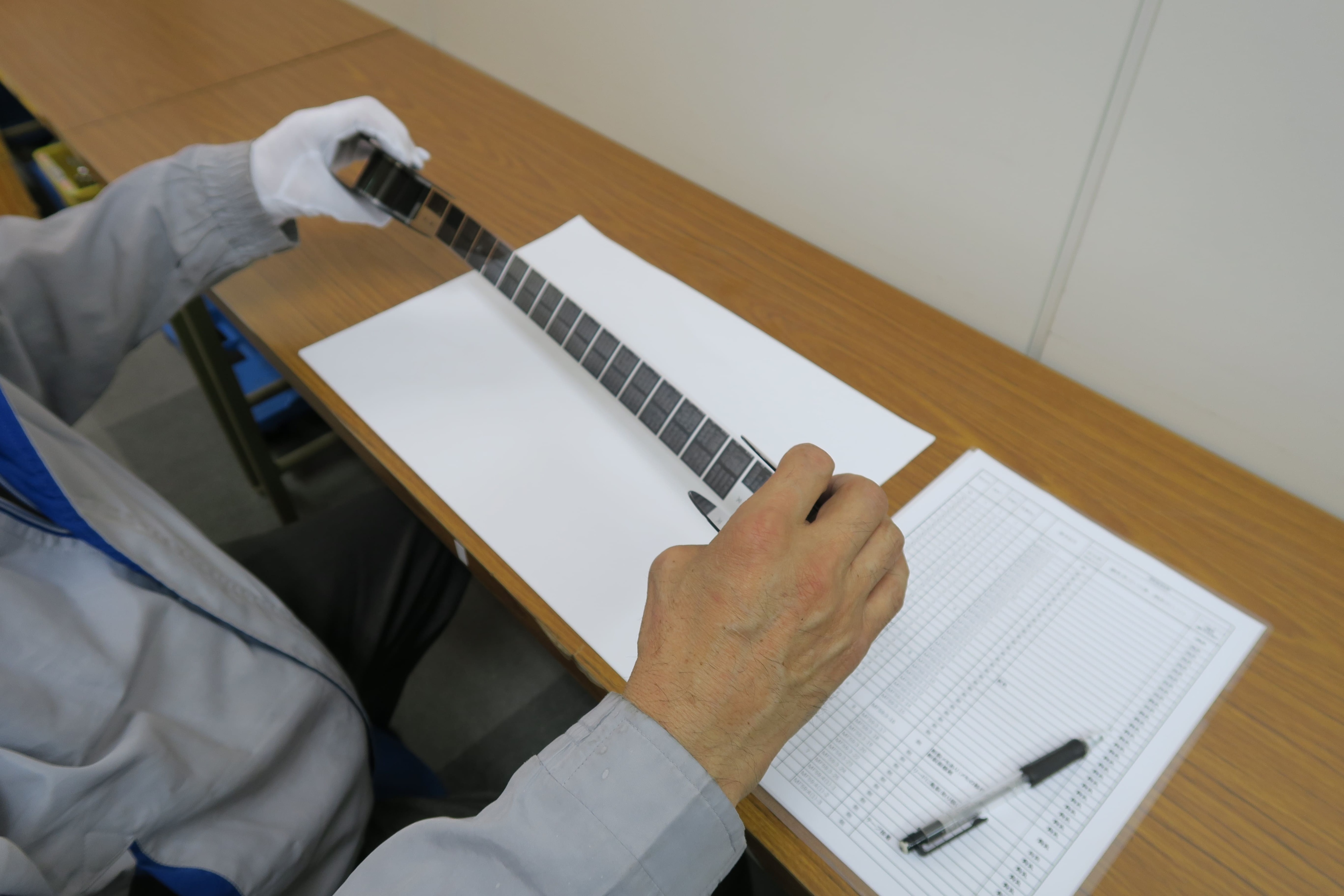 専門業者によるフィルム調査の様子
