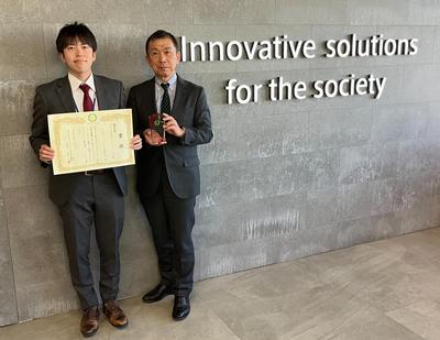 受賞式後の弊社にて、サステナビリティサービス部部長 竹内と開発担当者 霜山