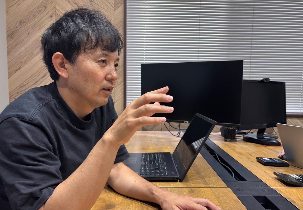 身振り手振りを交えながら、freee導入の経緯や「自動化」の魅力について語る岩尾大輔氏