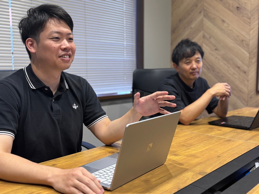 ノートPCを前に、顧問先様へのfreeeの使い方指導や工夫について笑顔で語る斉藤匠氏