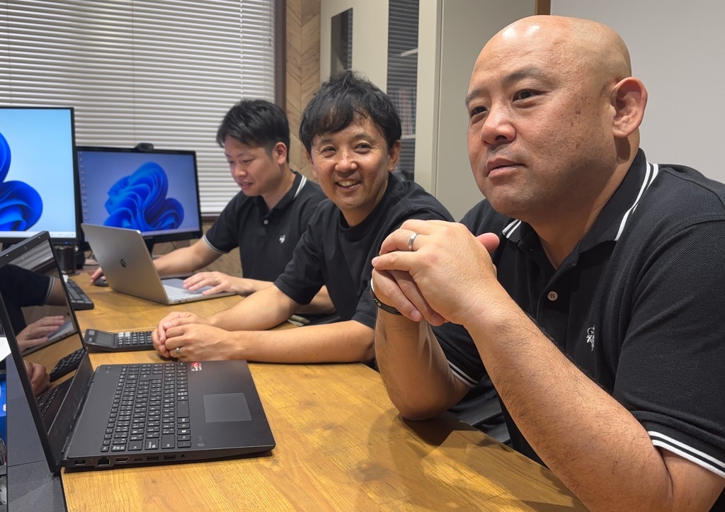 デスクに並んで座り、freeeの仕組みの理解や習熟についてインタビューに答える（奥から）斉藤匠氏、岩尾大輔氏、岩尾英樹氏