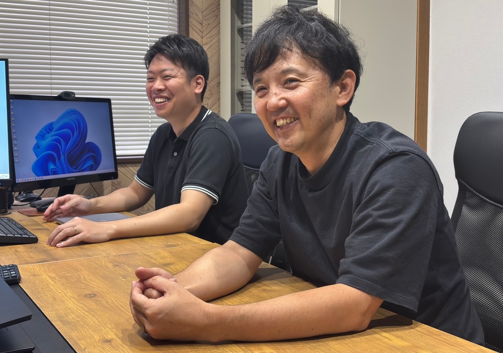 試算表の早期化がもたらした顧問先様の変化や融資への好影響について、笑顔で振り返る斉藤氏（奥から）と岩尾大輔氏
