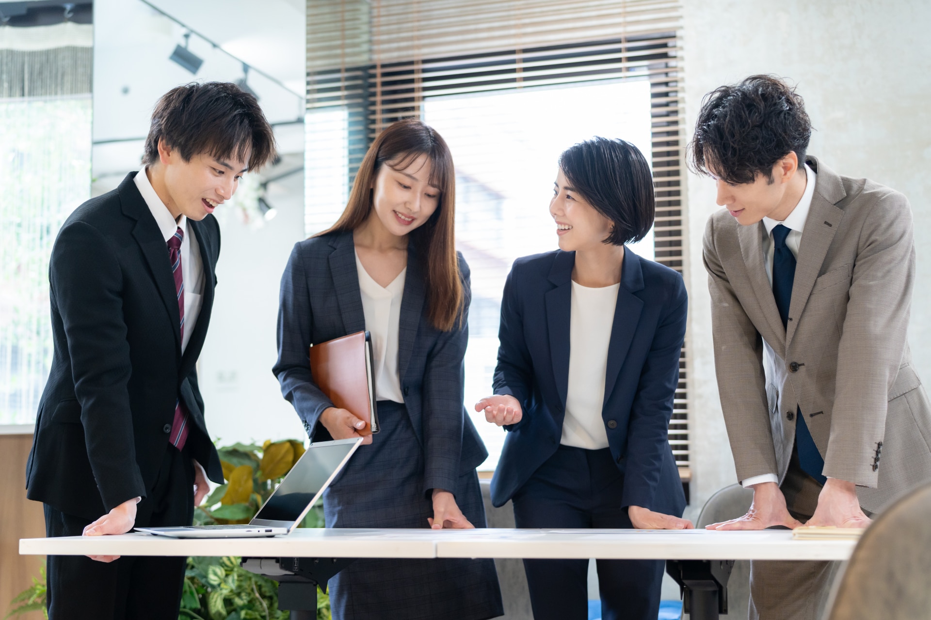 打ち合わせをする男女