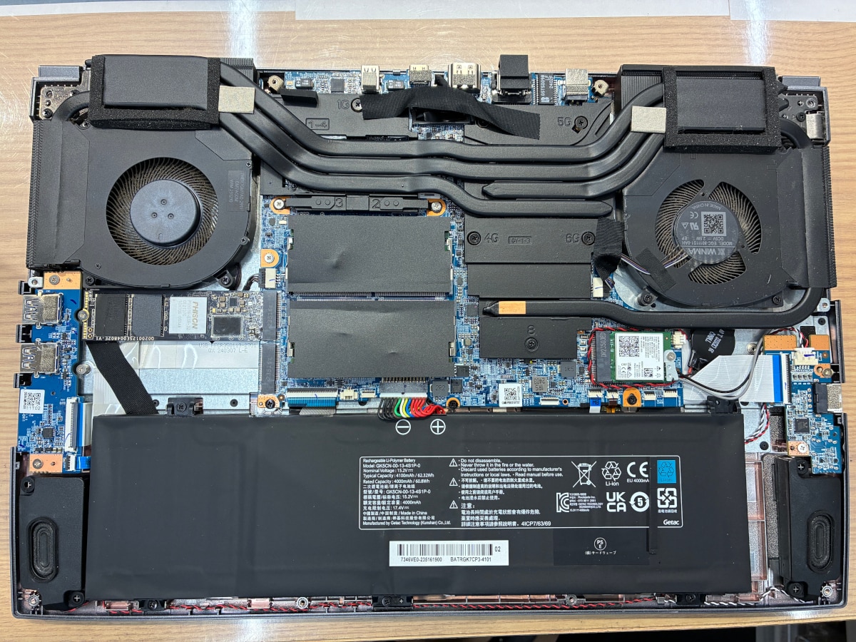 クリーニング実施前のパソコン内部。冷却ファン周りなどにホコリの付着が見られます。