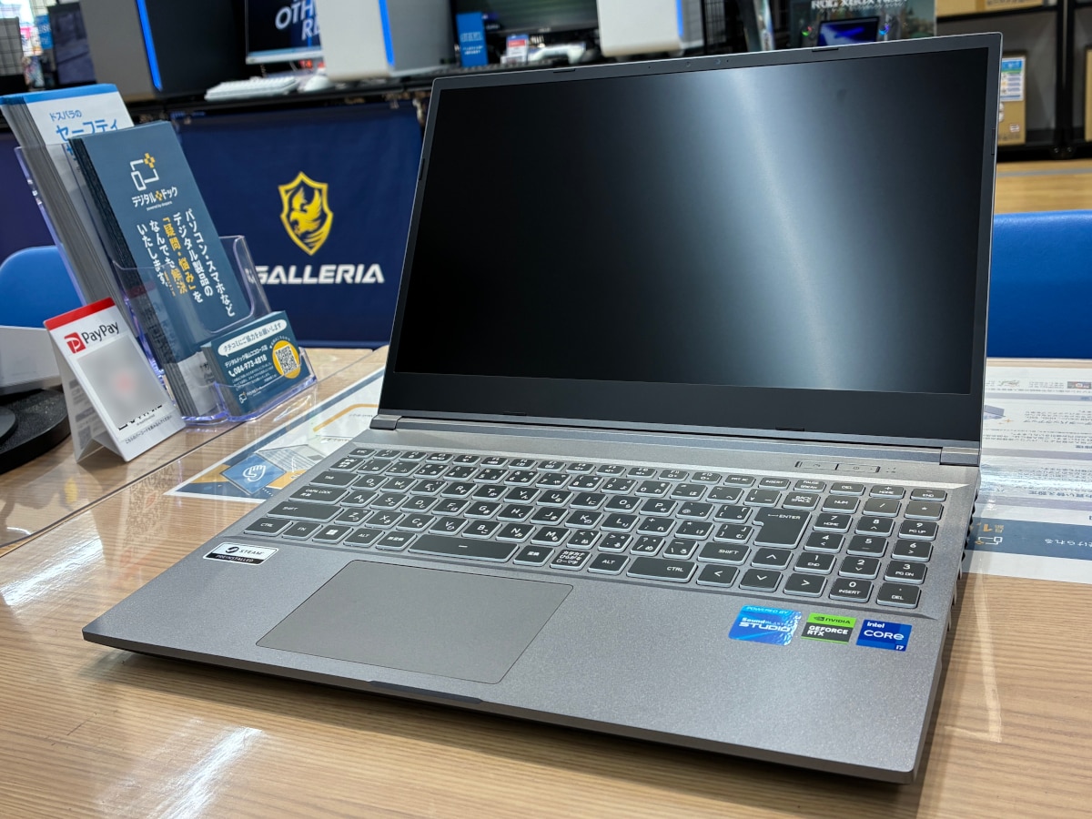 表面の汚れも除去し、清掃作業が完了したGALLERIA ゲーミングノートPC。