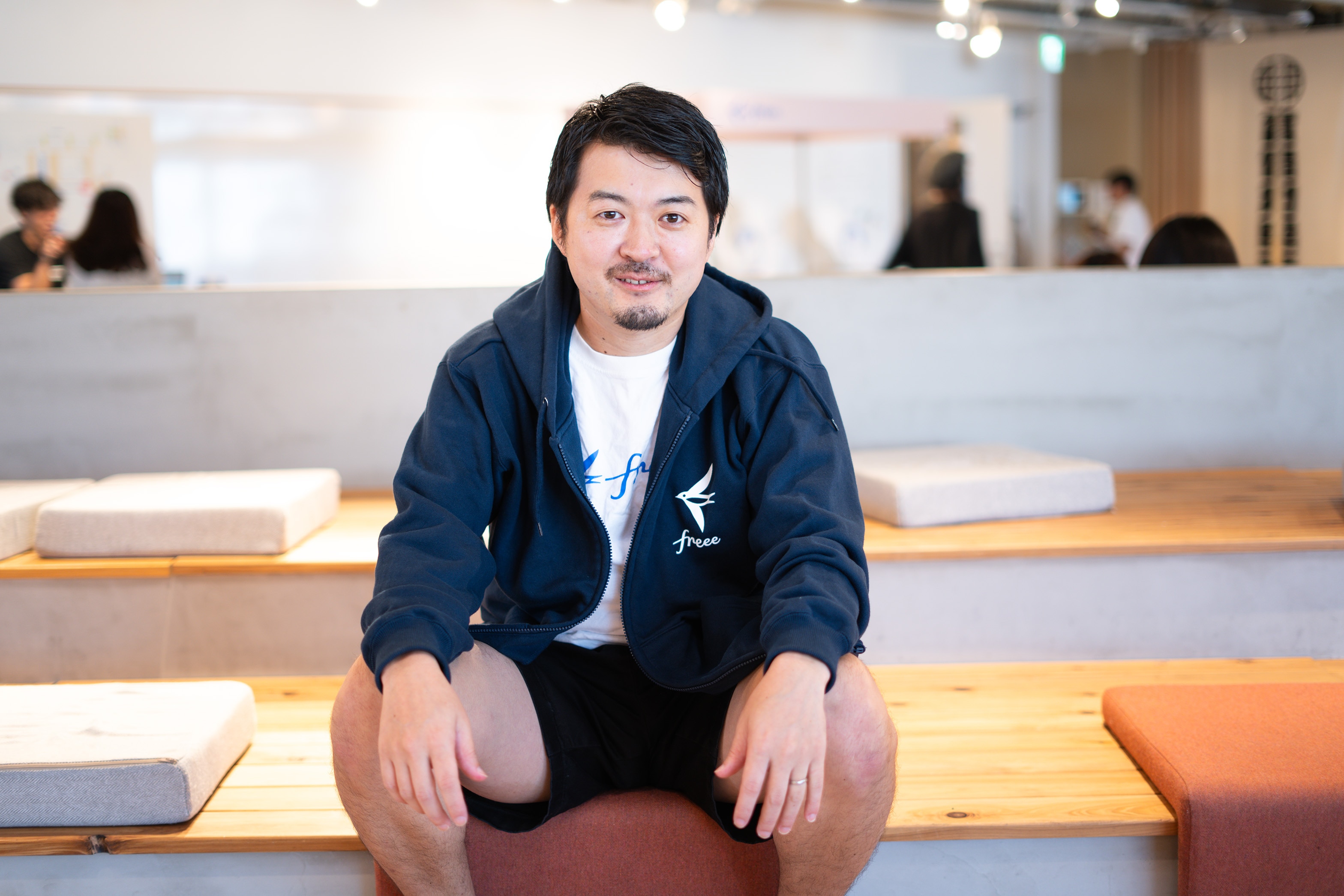プロフィール写真｜freee株式会社 マーケティングディレクター 西本洋太