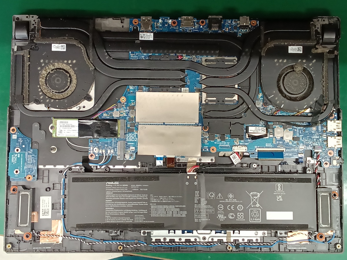 パソコンの裏蓋を取り外した内部全体。