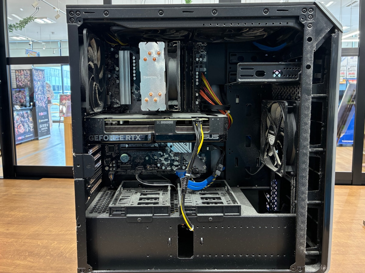 内部クリーニング前のPC内部の様子