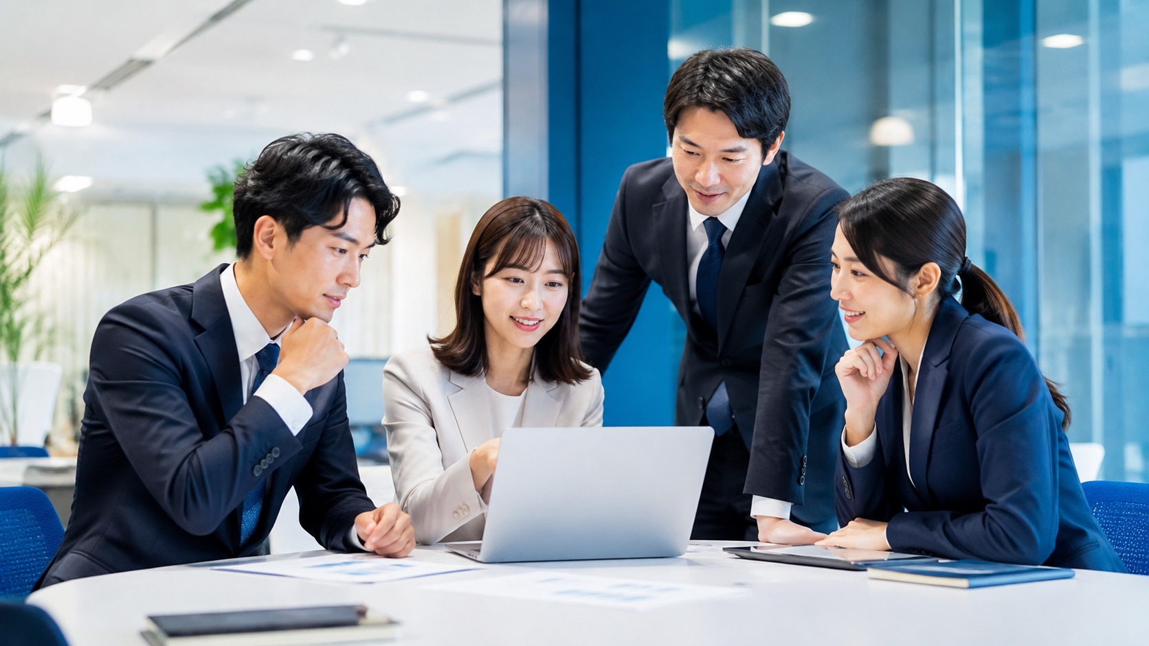 Gemini研修の進め方を打ち合わせするビジネスパーソン