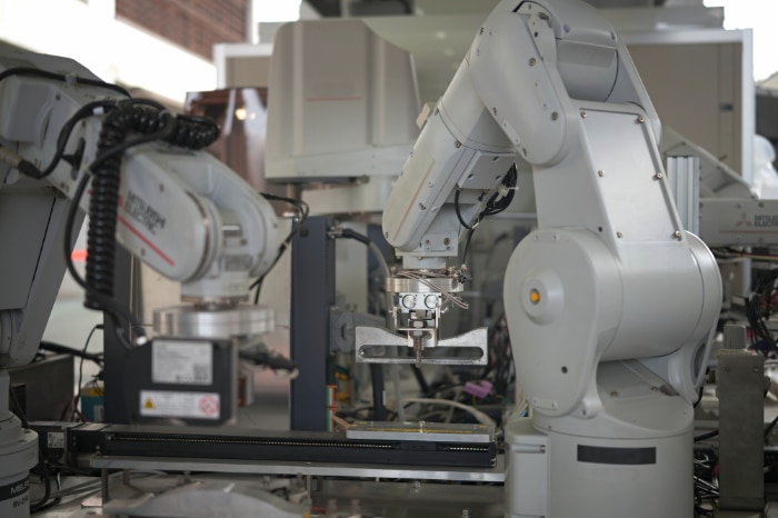 工場の生産ラインに設置された2台のロボットアーム