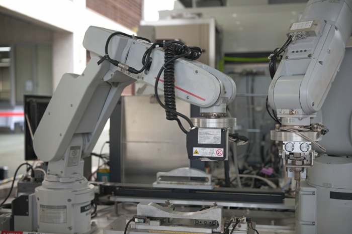 部品の受け渡しを行う複数のロボットアーム